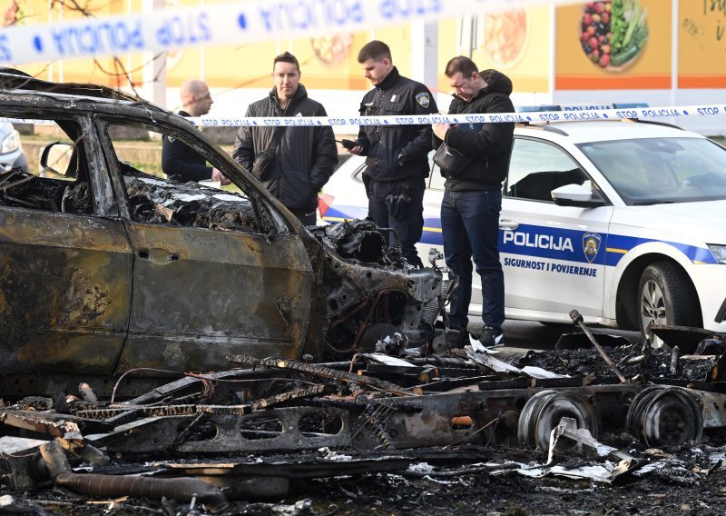 Golem požar buknuo u Zagrebu: Izgorio BMW te kamp prikolica koju koriste beskućnici