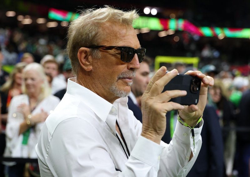 Godinu dana nakon razvoda Kevin Costner i službeno je ‘na tržištu’ i spreman za ljubav