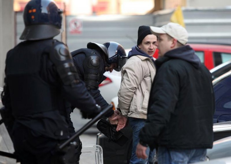 Privedeno 58 prosvjednika, ozlijeđen 21 policajac i 12 građana