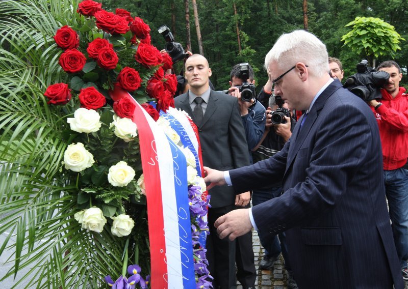 Josipovic lays wreath at post-WWII mass graves
