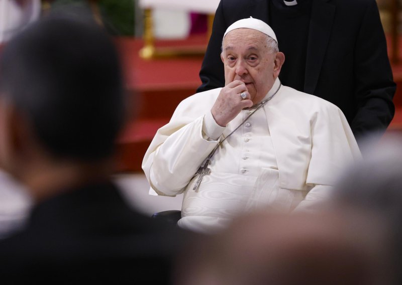 Papa Franjo proveo je još jednu mirnu noć: Nije imao respiratornih kriza