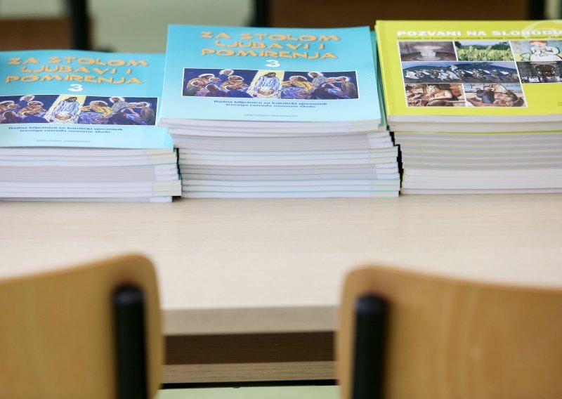 Udžbenici će poskupjeti za 60 posto: Država je našla način da građani to ne osjete