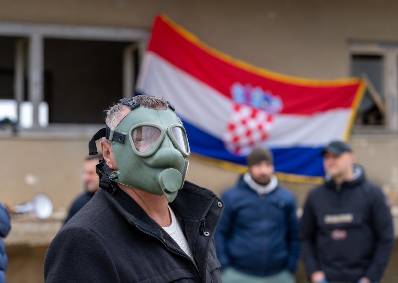 U Gospiću održan prosvjed zbog odlaganja opasnog otpada, traže hitno uklanjanje