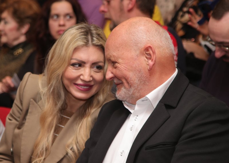 Nježna šaputanja i zaljubljeni pogledi Blanke i Zlatka Mateše na premijeri u Splitu