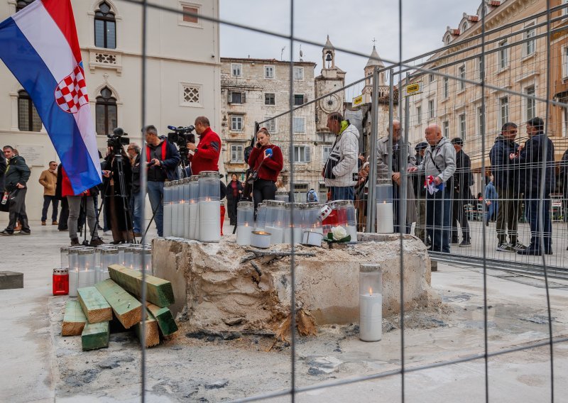 Splitski HDZ-ovci u protestnom skupu na Pjaci: 'Ovdje se treba vijoriti hrvatska zastava'