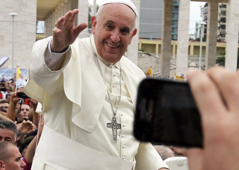 Papa: Pokušajte sa sobom nositi Bibliju onako kako nosite mobitel