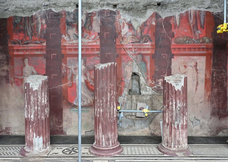 U Pompejima otkrivena monumentalna grobnica s reljefom bračnog para