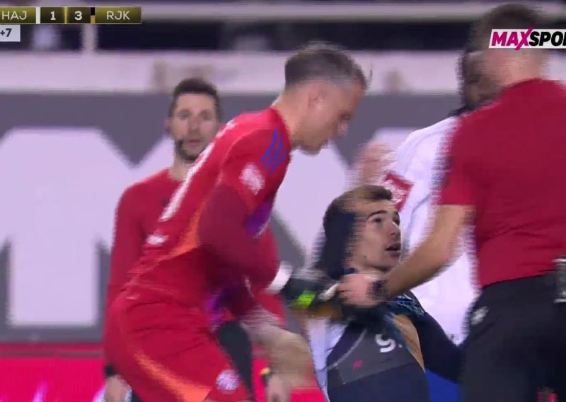 Pogledajte kako se Rijeka narugala Hajdukovom golmanu