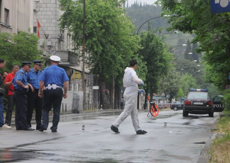 Izašao iz zatvora pa pucao i palio automobile