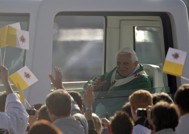 Papa pozvao Francuze da prihvate sve ljude