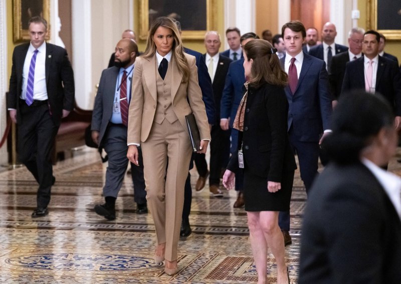 Melania Trump privukla je sve poglede u bež odijelu s posebnim detaljem