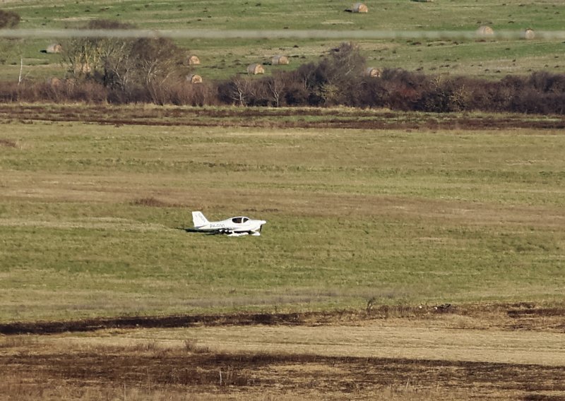 Kod Nina prisilno sletio mali avion