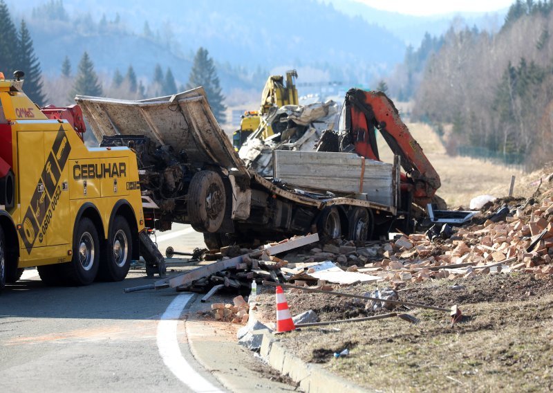 Strašni prizori na A6, kamion je u potpunosti smrskan