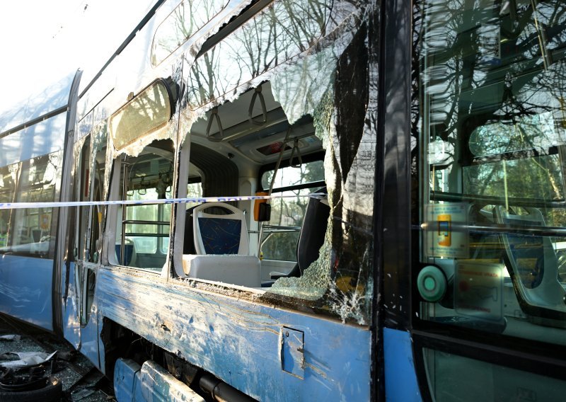 Teška prometna nesreća u Zagrebu. Sudarili se tramvaj i automobili