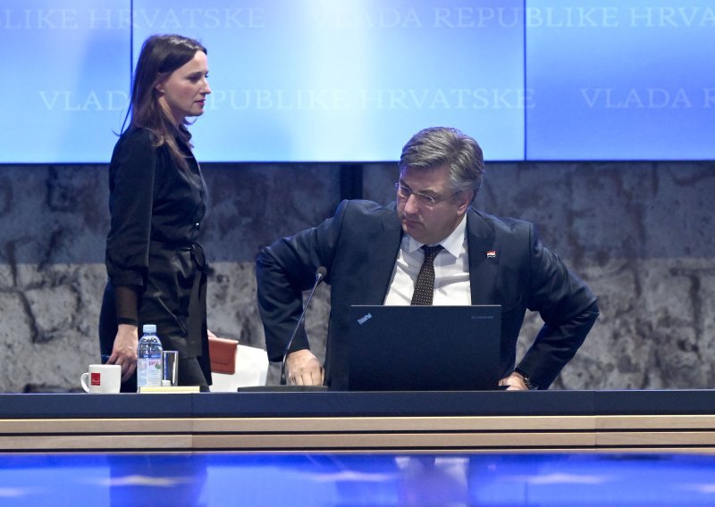 Vlada umanjuje plaće zaposlenicima školstva i znanosti zbog štrajka