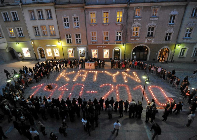 Reklama 'Hladni Lech' pored groba Kaczynskog