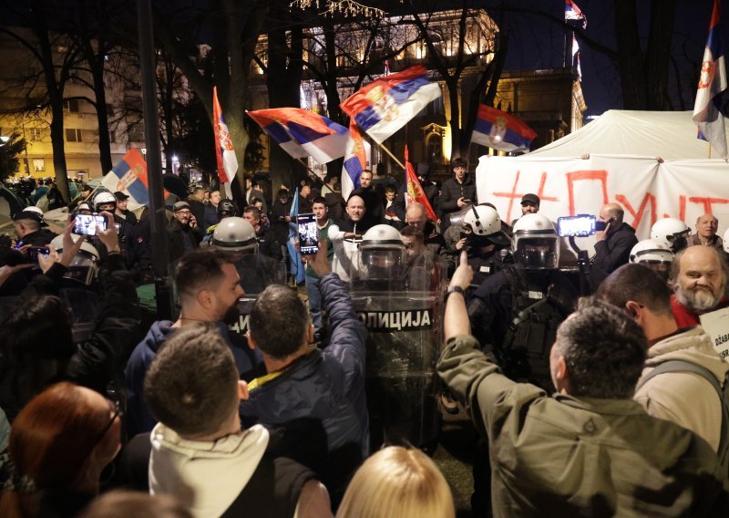 Prosvjed ispred državne televizije u Beogradu, studenti poručili da zahtjevi nisu ispunjeni