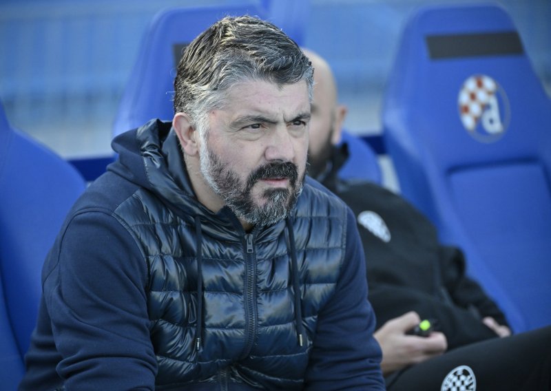 Gattuso ostavio igrače bez teksta; duboko je zavukao ruku u džep za nove poklone