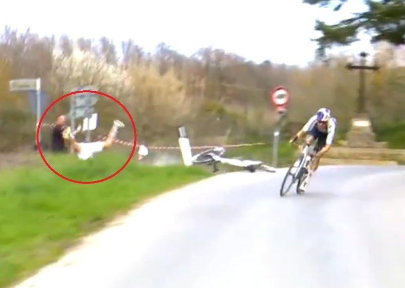 Pogledajte ružan pad Pogačara u Italiji. Nije odustao, digao se i nastavio sav izderan