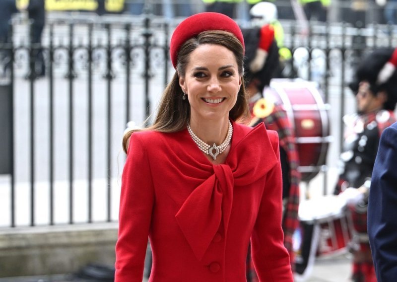 Svi su primijetili nakit Kate Middleton kojim je odala počast dvjema važnim ženama u svom životu