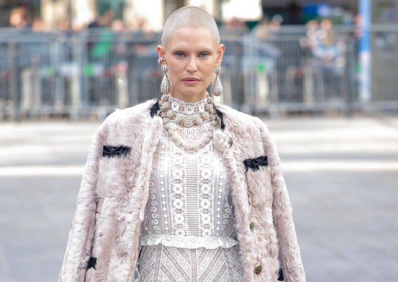 Prekrasna Bianca Balti oduševila je Pariz: Ova haljina je besprijekorni chic