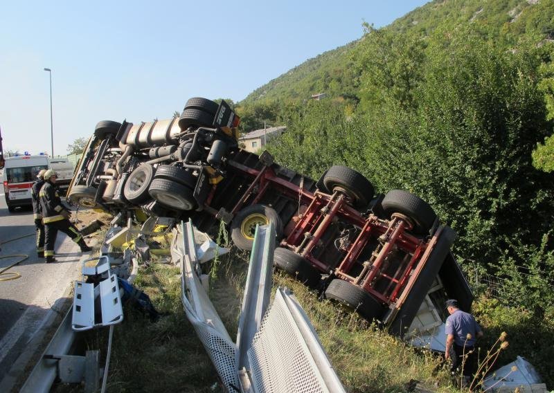 Žena poginula u prevrtanju kamiona na čvoru Draga