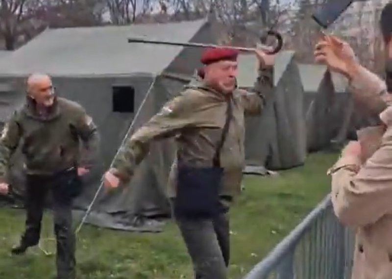 U cirkus u Srbiji uključili se i Legijini veterani: Pogledajte kako jedan mlati prolaznika štapom
