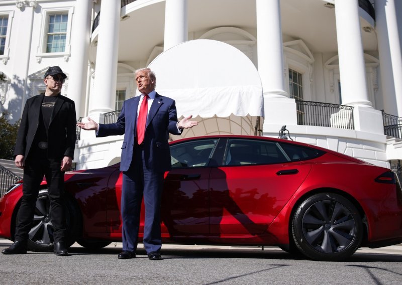 Musk: 'Ne mogu proći pored televizije, a da ne vidim Teslu kako gori'