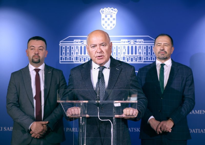 Klub DOMiNO-a i Suverenista: Javnost ima pravo znati o deportiranim migrantima