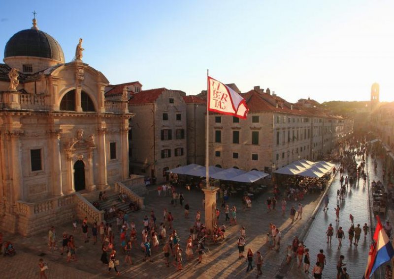 Britanac skinuo zastavu s Oralndova stupa u Dubrovniku