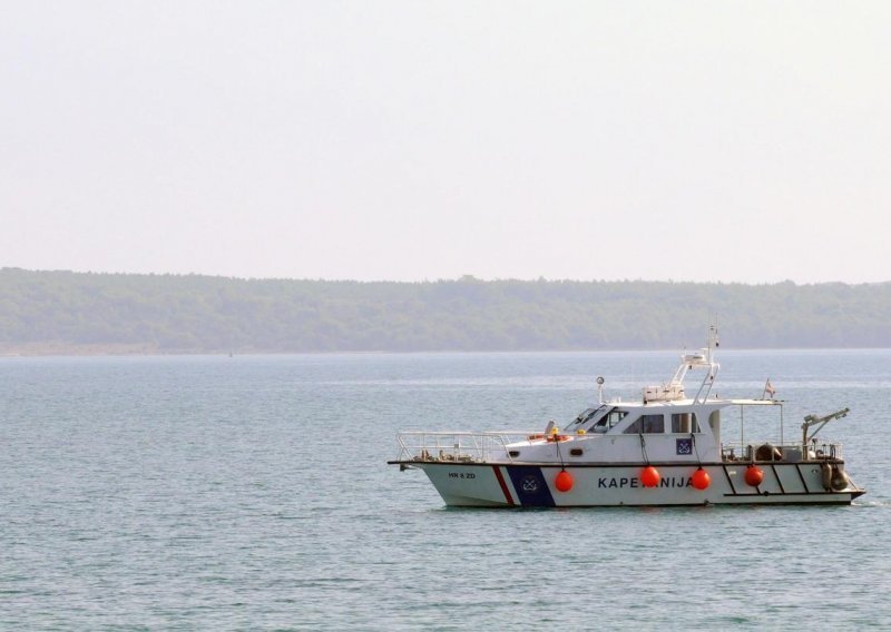 Traje potraga za tri osobe nestale na moru