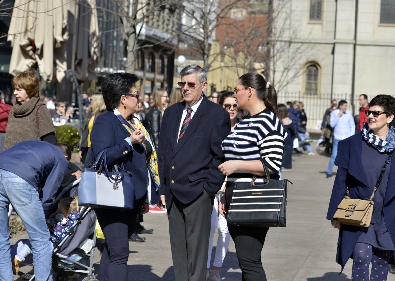 Reinerova supruga i kći modno usklađene za gradsku promenadu