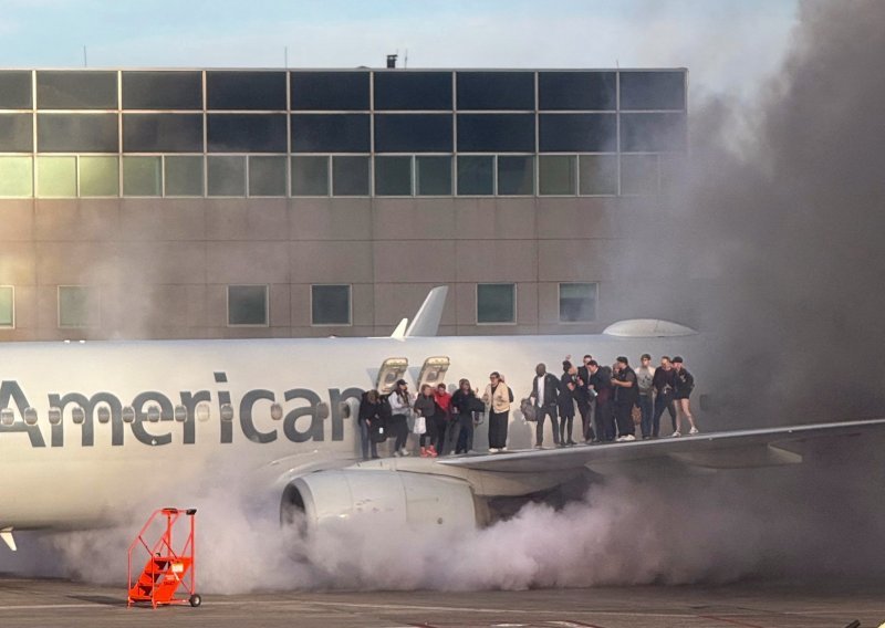 Motor zrakoplova American Airlinesa zapalio se u Denveru, putnici bježali preko krila