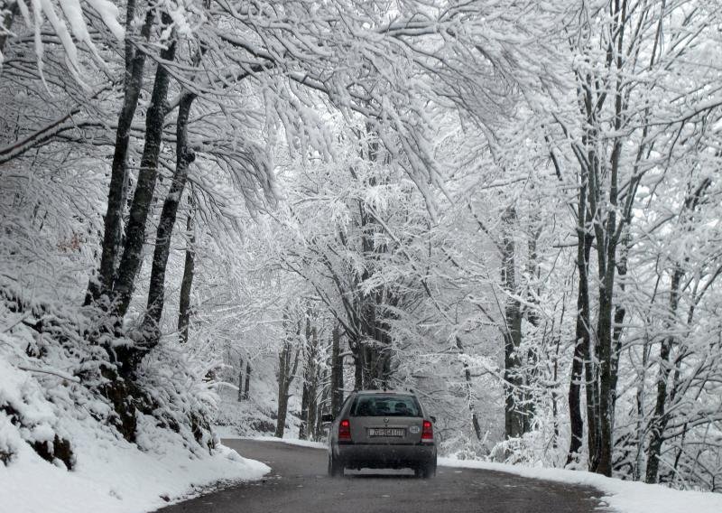 Snijeg zatrpao ceste u BiH
