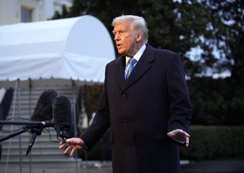 Novinarka udarila Trumpa mikrofonom: 'Ona je postala upravo velika priča!'