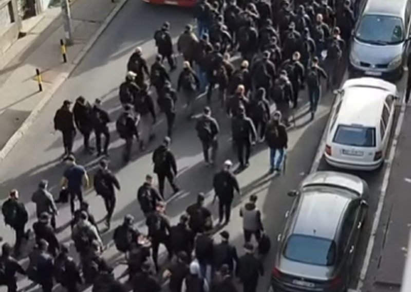 Kolona muškaraca u crnom maršira Beogradom, uputili se do 'Vučićevih studenata'