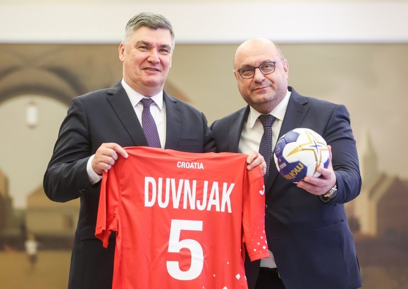 Predsjednik Zoran Milanović odlikovao srebrne hrvatske rukometaše