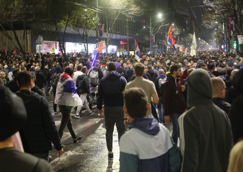 Situacija u Beogradu na trenutak eskalirala, ima ozlijeđenih i uhićenih, čuli se topovski udari