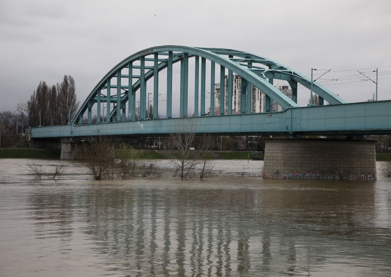 Sava se izlila iz korita između Zagreba i Siska