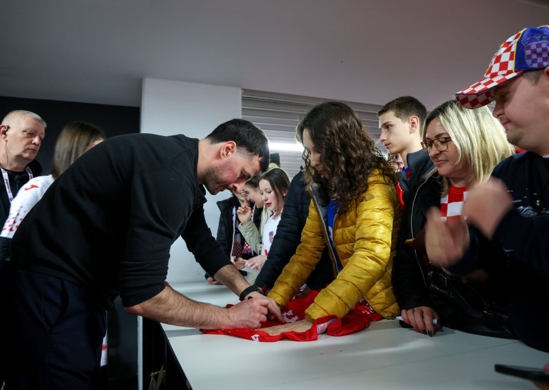 Navijači nahrlili na Duvnjaka, Karačića i Pešića u potrazi za fotografijom