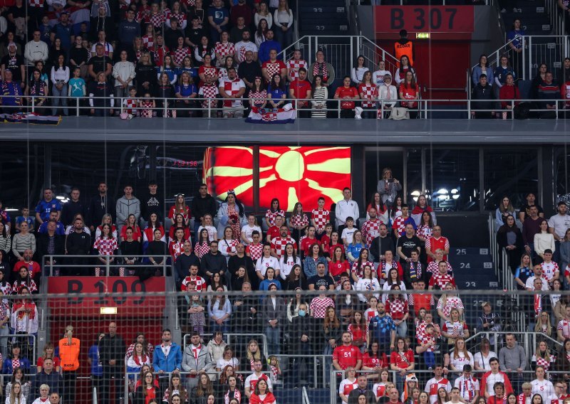 Pogledajte bizarnu situaciju na početku utakmice Hrvatske i Češke