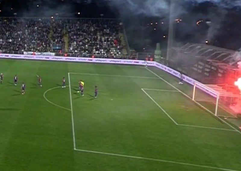 Jadranski derbi prekinut zbog gostujućih navijača, pogledajte veliku bakljadu