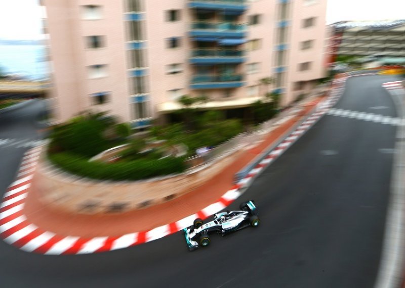 Počelo je: Mercedesi odbili prve napade u Monaku!