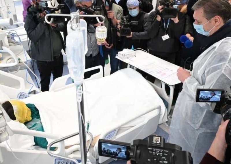 Vučić obišao ozlijeđene, snimale ga brojne kamere. Pljušte kritike: Ovo je morbidno