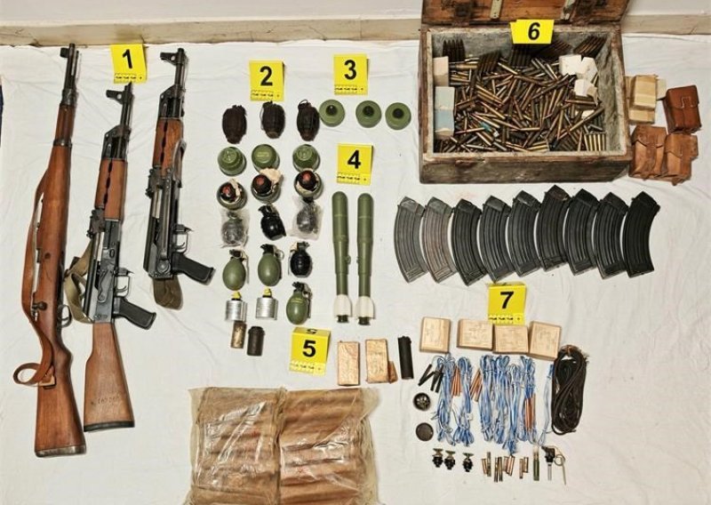Policija muškarcu oduzela veliku količinu zabranjenog oružja, eksploziva i streljiva