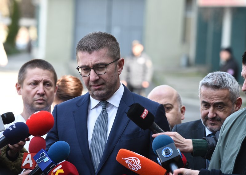 Naslikavanje uz teško ozlijeđene: Ni makedonski premijer nije prošao bez kritika