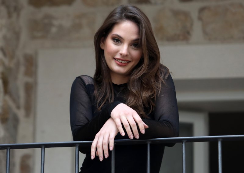 Da je trudna tek su rijetki znali: Zvijezda 'Kumova' objavila prve fotografije s bebom