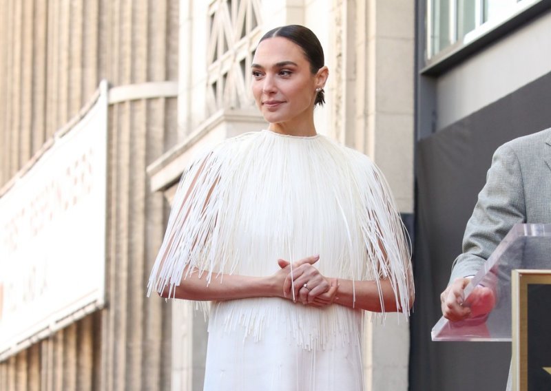 Gal Gadot je magnet za poglede u ludo dobroj haljinici, stvorenoj za zabave