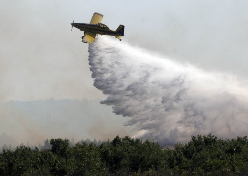 Požar kod Perušića gase i tri helikoptera