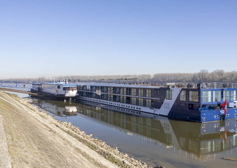 Prvi ovogodišnji kruzer uplovio u Vukovar. Ove sezone stiže ih više od 380